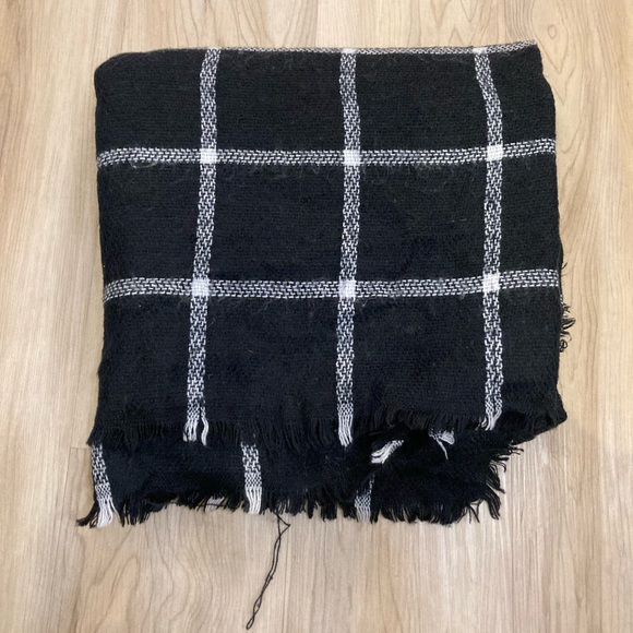 *Free with purchase!* Blanket Scarf - Picture 1 of 5